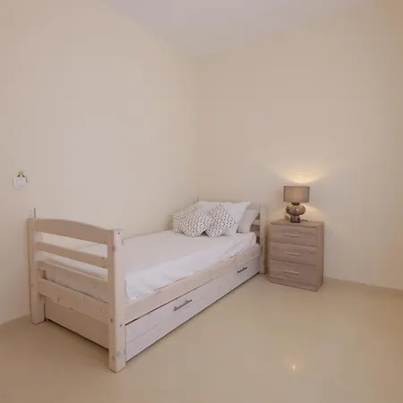 Comeback Dont Worry Be Happy Apartment